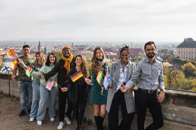 Studierende halten Fahnen verschiedener L?nder in die H?he