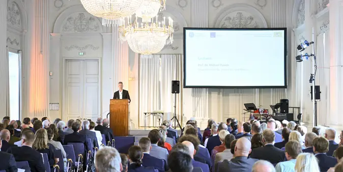 Prof. Dr. Michael Piazolo am Rednerpult im vollbesetzten Max-Joseph-Saal