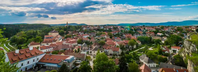 Blick von oben auf ein Dorf 