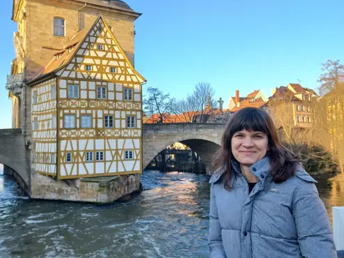 Stefanie Lorenzen auf Brcke gegenber altem Rathaus