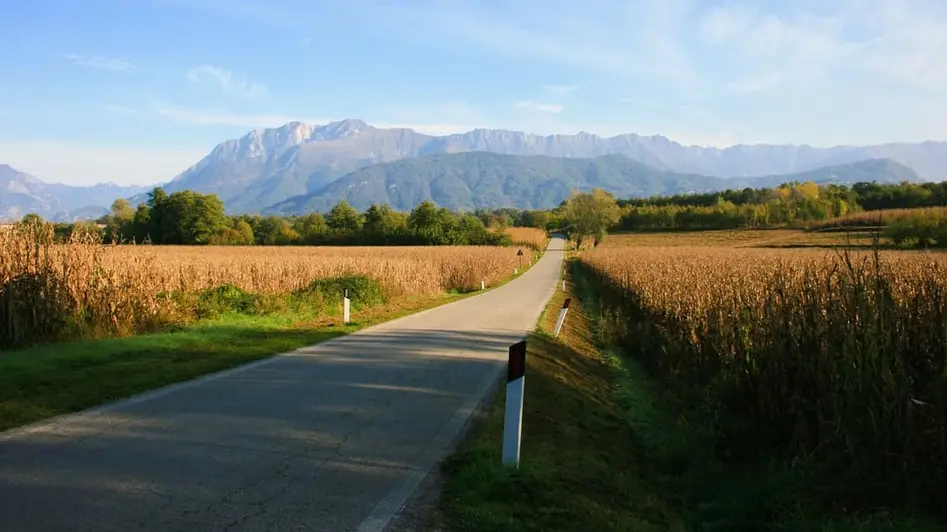 Blick in die Landschaft vor grauem Himmel