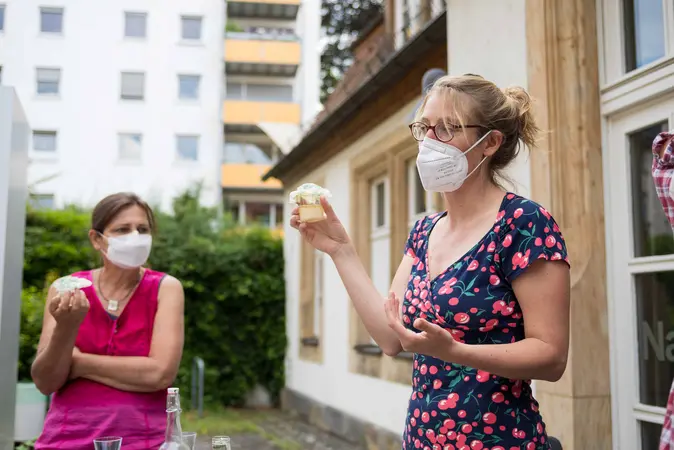 Yelva Larsen erkl?rt, wie sich Deo und Zahnpasta aus natrlichen Zutaten herstellen l?sst.