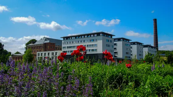 Universit?tsgeb?ude auf der ERBA-Insel im Sommer