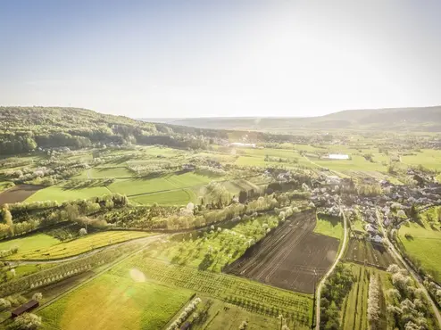 Blick von oben auf eine l?ndlich gepr?gte Landschaft