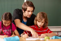 Grundschullehrer gibt Hilfestellung