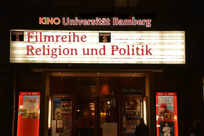 Beleuchteter Eingang zum Kino.