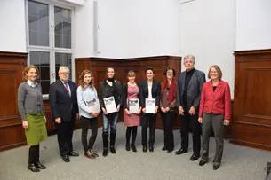 Gruppenbild der Universit?tsleitung mit den PUSh-Preistr?gerinnen