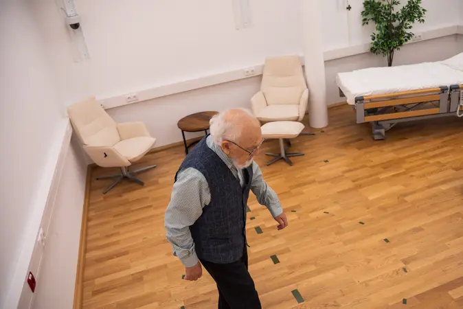 Ein Mann l?uft durch das Bamberger Living Lab Demenz - ein Labor, das wie eine Wohnung eingerichtet ist.