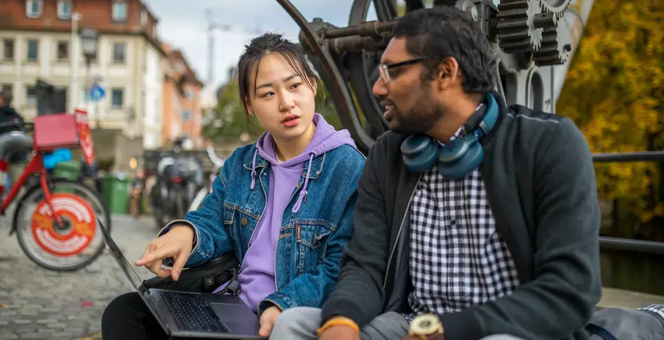 Studierende in Bamberg am Kranen