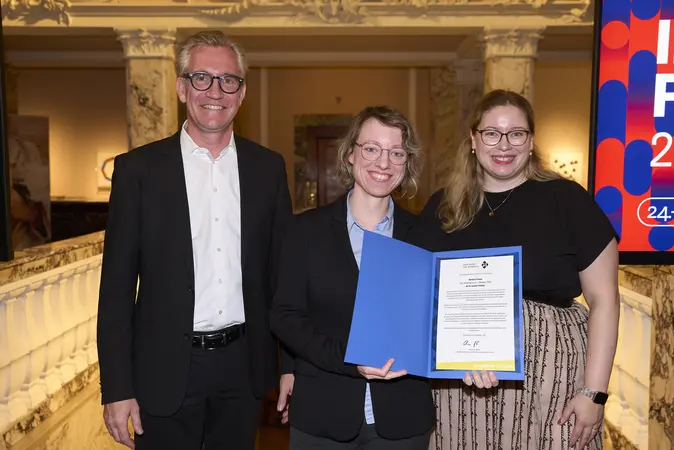 Bettina Finzel (Mitte) ist jetzt Junior-Fellow der Gesellschaft fr Informatik e.V.. Mit ihr im Bild: Prof. Dr. Martin Wolf und Dr. Katharina Weitz.