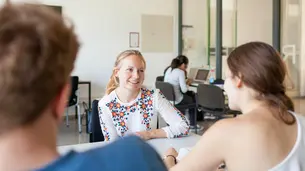 Studierende tauschen sich im Studentischen Arbeiten aus