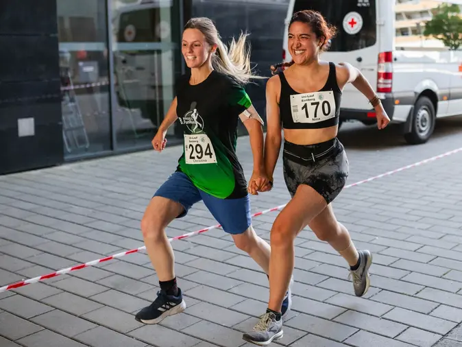 Zwei L?uferinnen beim Zieleinlauf