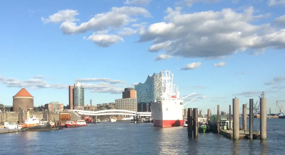 Photo of the Hamburg harbour with the Elbe Philharmonic Concert Hall in the background.