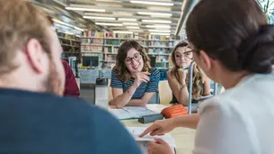 Studierende lernen gemeinsam in der TB4