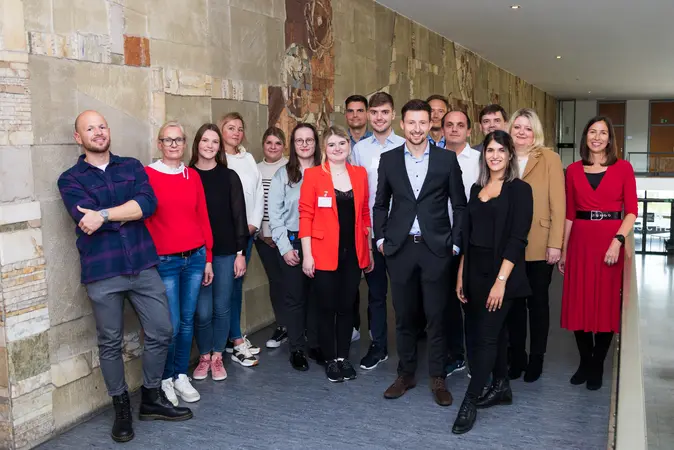 Gruppenfoto von zw?lf Studierenden, die ihren Weiterbildungsmaster Steuerberatung beginnen, und ihren Betreuern 