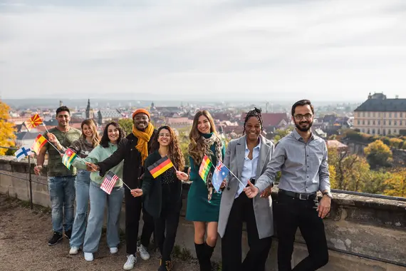 Internationale Studierende vor Stadtpanorama