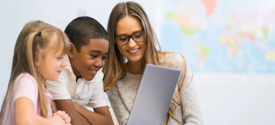 Lehrerin mit zwei Schler*innen